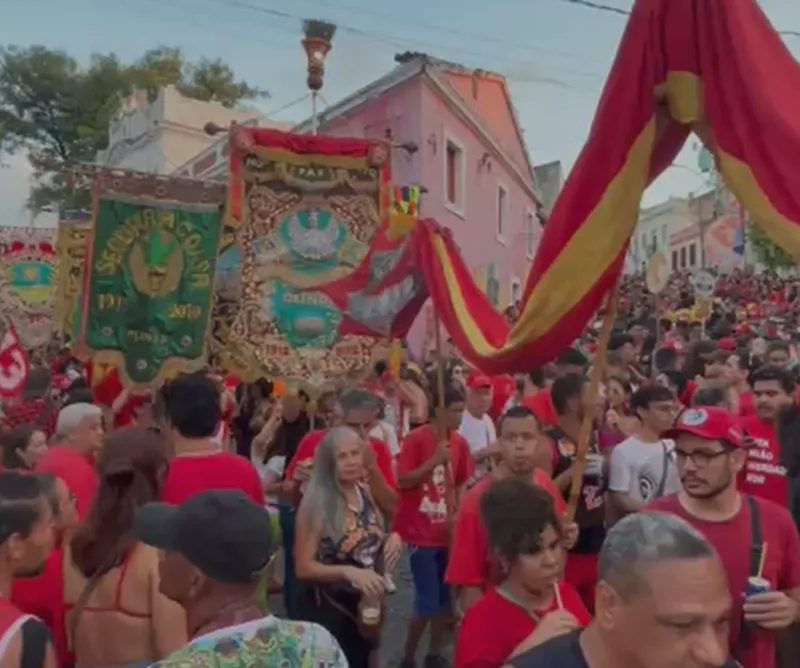 Três cidades do Grande Recife têm atos em apoio a Lula; vídeo mostra desfile de agremiações em Olinda