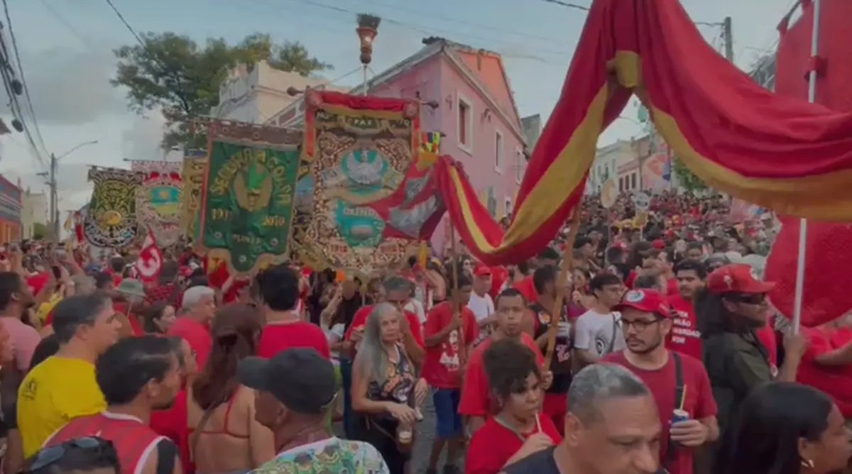 Três cidades do Grande Recife têm atos em apoio a Lula; vídeo mostra desfile de agremiações em Olinda