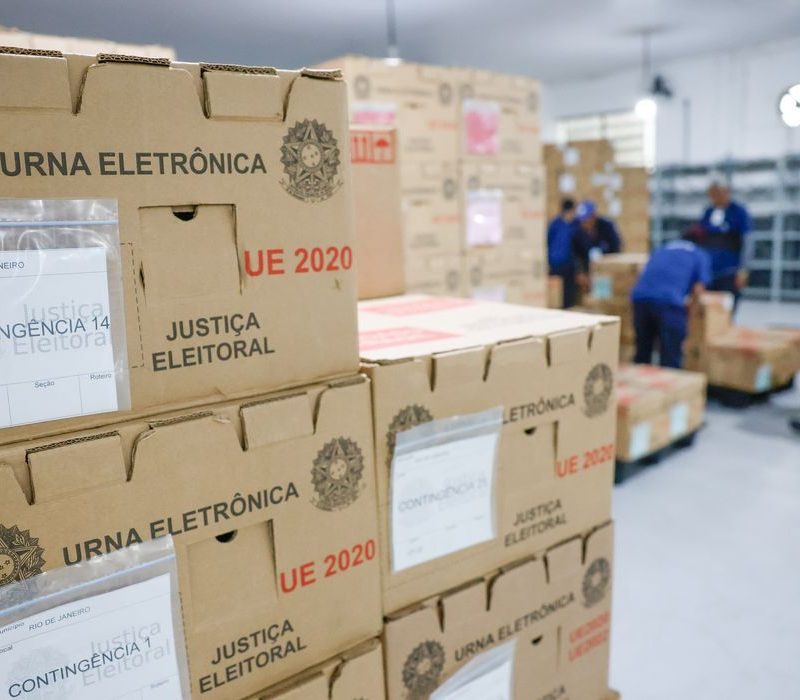 Tribunais distribuem urnas e preparam sessões para eleição