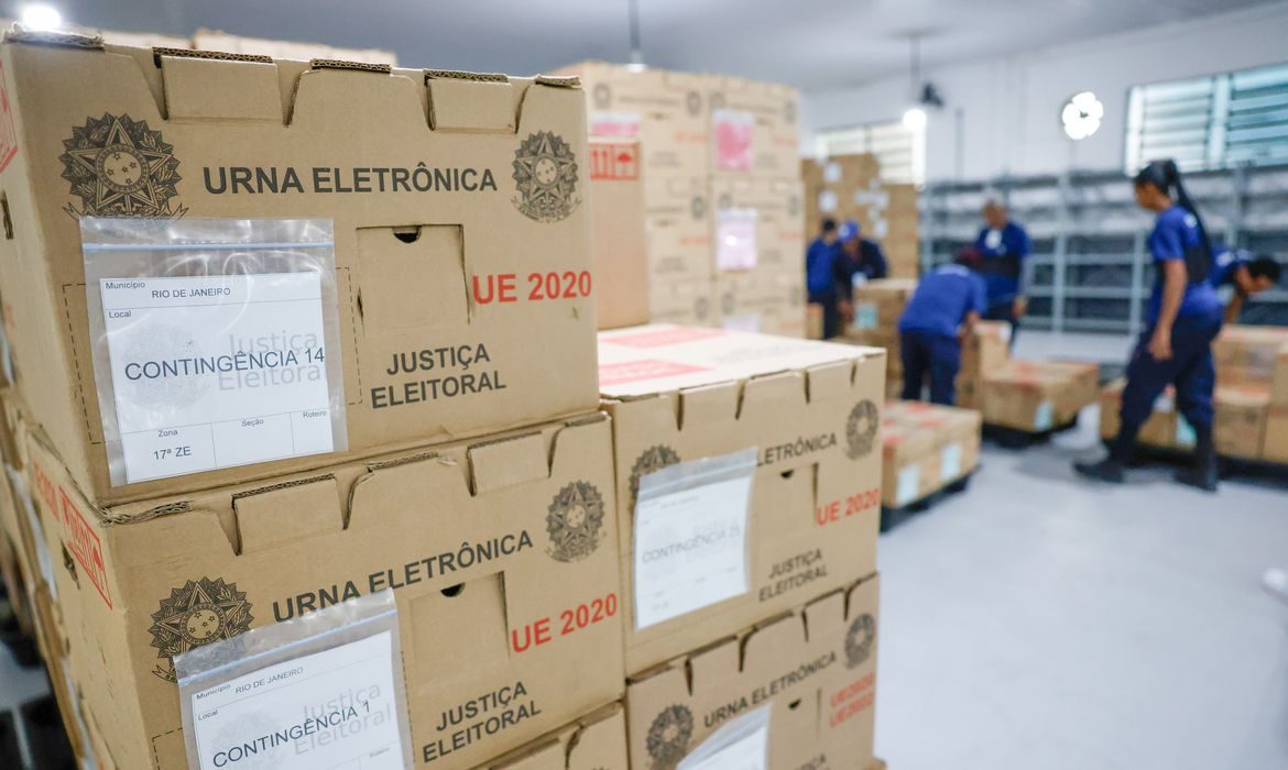 Tribunais distribuem urnas e preparam sessões para eleição