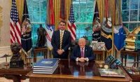 Trump diz que eleição foi “estranha” e aprovaria entrada de Flávio nos EUA