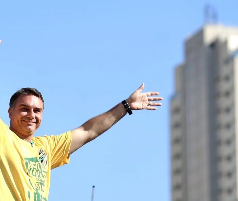 TSE manda remover posts que ligam Flávio à operação da PF