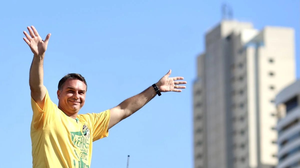 TSE manda remover posts que ligam Flávio à operação da PF