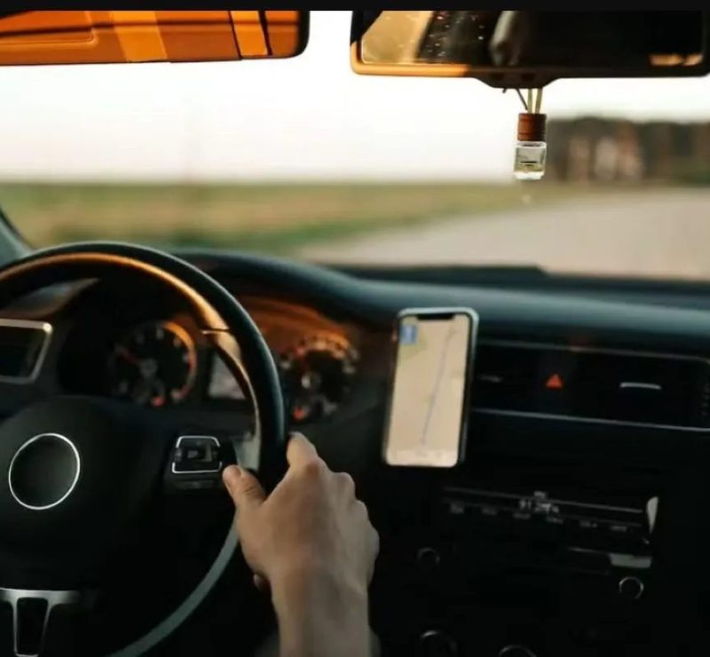 Uber é condenada a pagar R$ 7 mil de indenização a passageiro que esqueceu celular dentro de carro, em Fortaleza