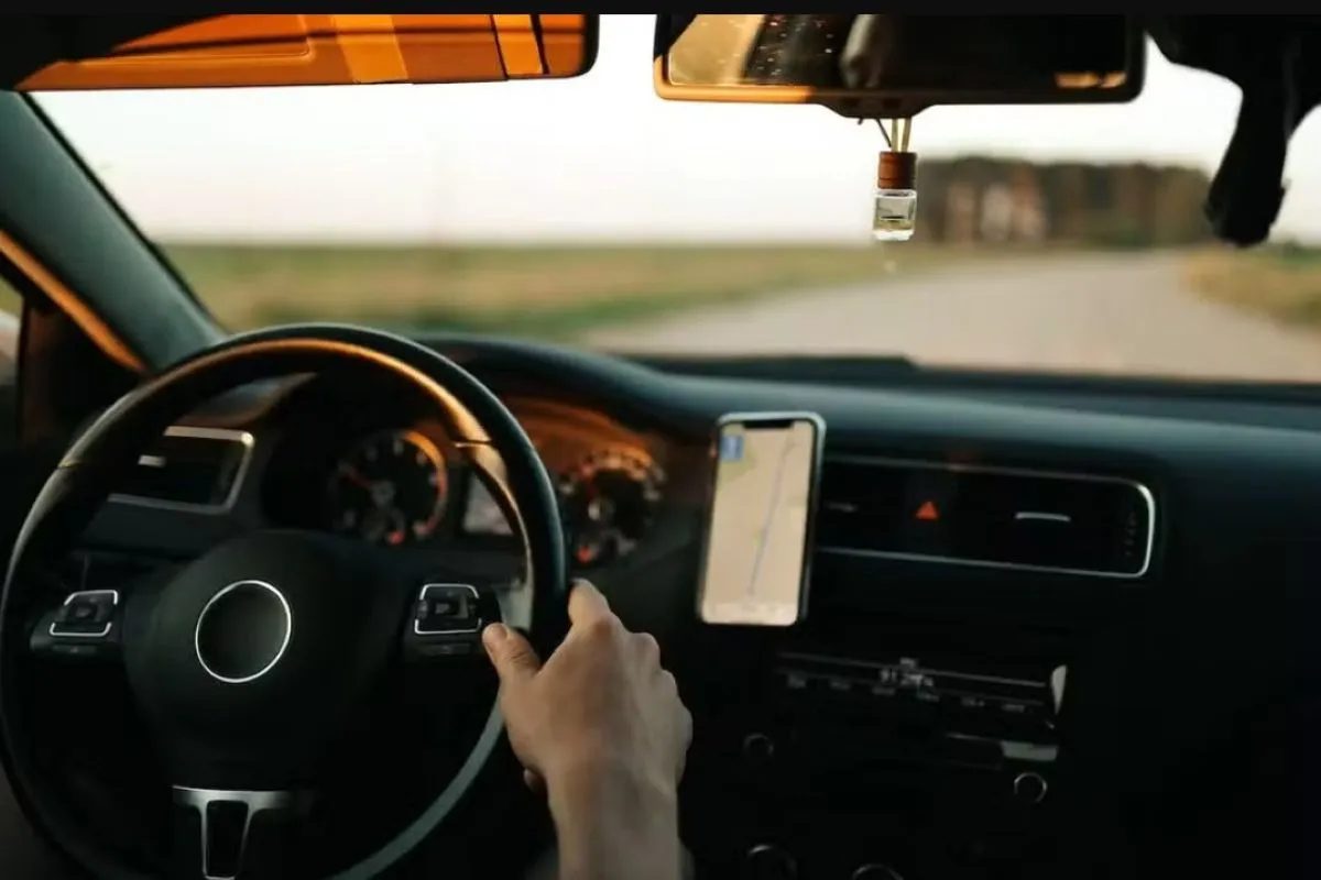 Uber é condenada a pagar R$ 7 mil de indenização a passageiro que esqueceu celular dentro de carro, em Fortaleza