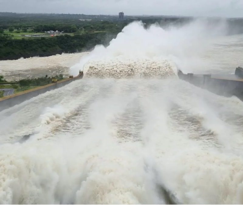 Vazão da Itaipu após abertura de comportas poderia encher 274 piscinas olímpicas por minuto no Paraná