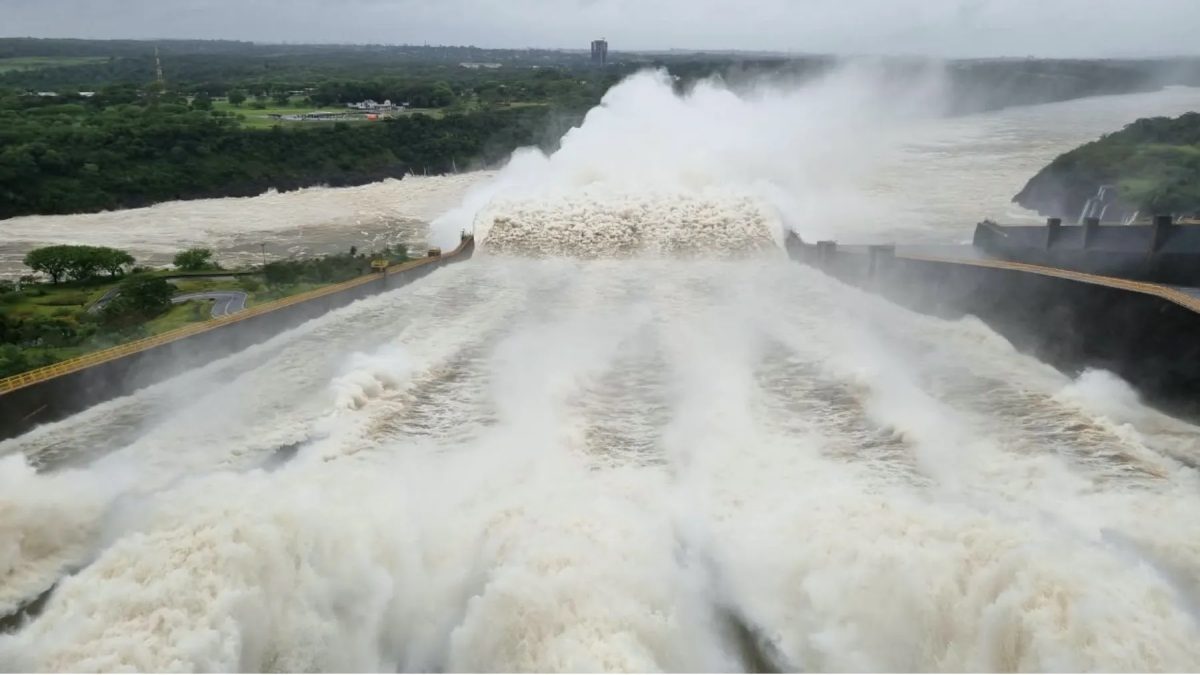 Vazão da Itaipu após abertura de comportas poderia encher 274 piscinas olímpicas por minuto no Paraná