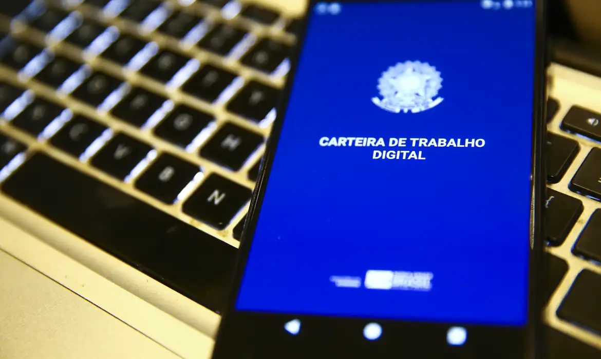 Veja os setores que puxaram a geração de empregos no Paraná em agosto