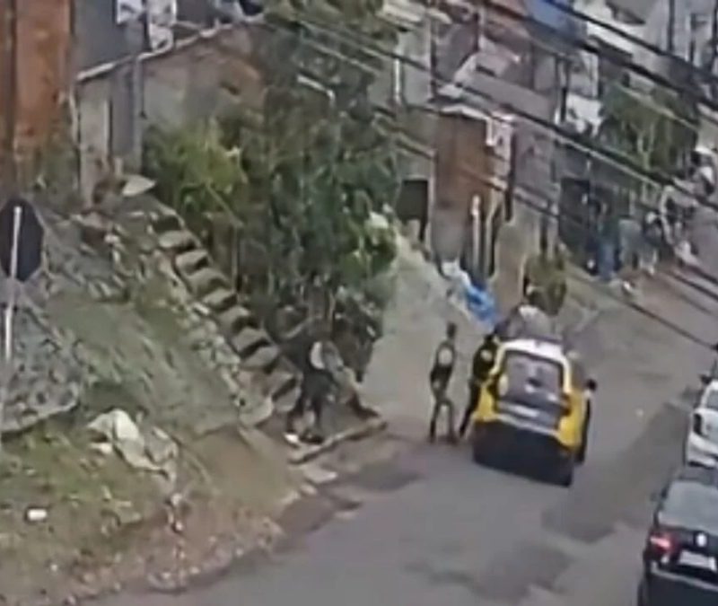 Viatura desce ladeira sozinha durante abordagem policial em Curitiba; assista ao vídeo
