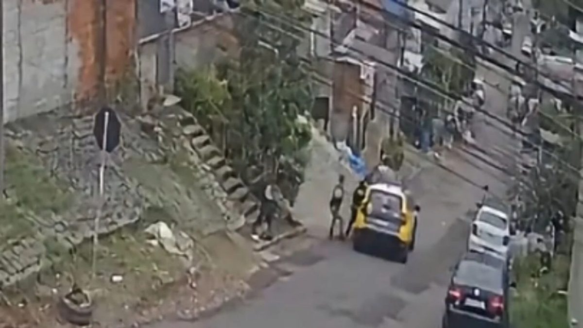 Viatura desce ladeira sozinha durante abordagem policial em Curitiba; assista ao vídeo