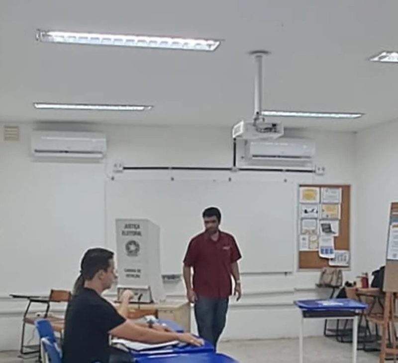 Victor Assis (PCO) vota em escola na Zona Oeste do Recife