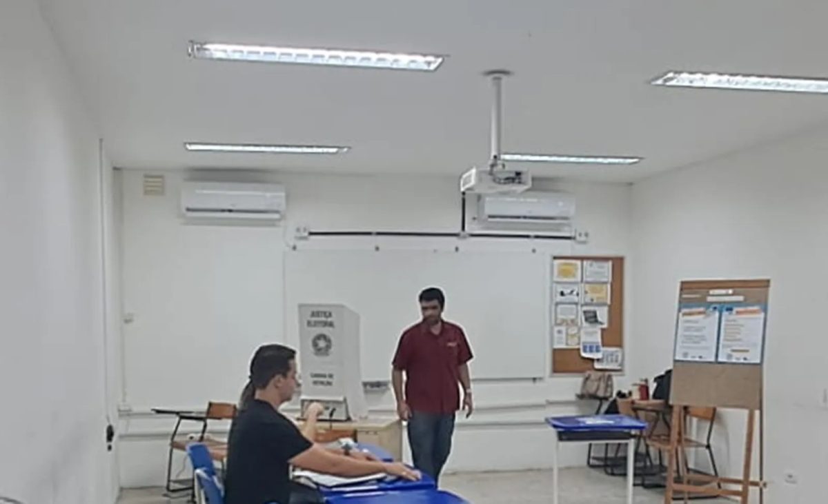 Victor Assis (PCO) vota em escola na Zona Oeste do Recife