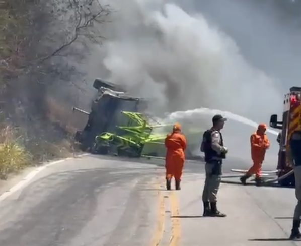 Vídeo: carreta pega fogo depois de tombar e interdita trecho em Palmeira dos Índios