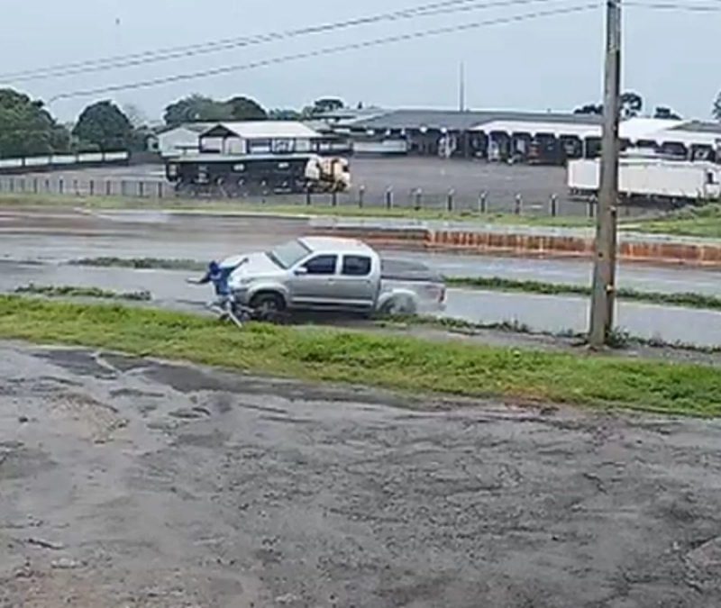 VÍDEO: ciclista consegue escapar segundos antes de caminhonete capotar e atingir bicicleta no Paraná