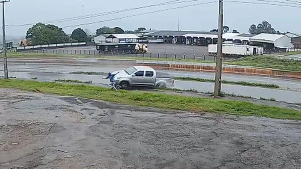 VÍDEO: ciclista consegue escapar segundos antes de caminhonete capotar e atingir bicicleta no Paraná
