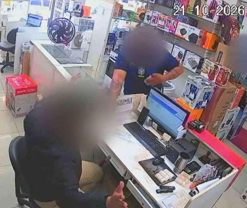 VÍDEO: Criminosos rendem funcionários, trancam clientes e roubam dezenas de celulares em loja de Porto Alegre
