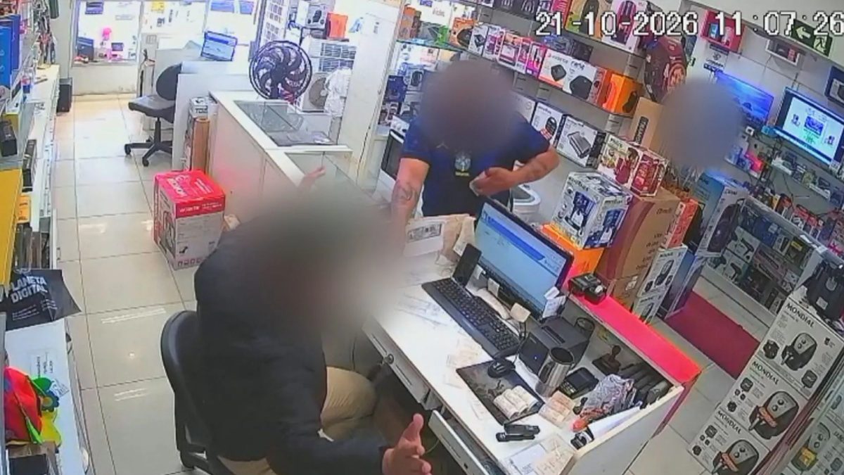 VÍDEO: Criminosos rendem funcionários, trancam clientes e roubam dezenas de celulares em loja de Porto Alegre