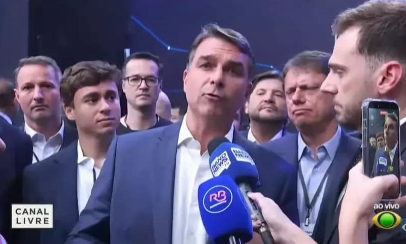 VÍDEO: Flávio Bolsonaro comete gafe ao errar nome de avenida em Salvador onde fez ato de campanha