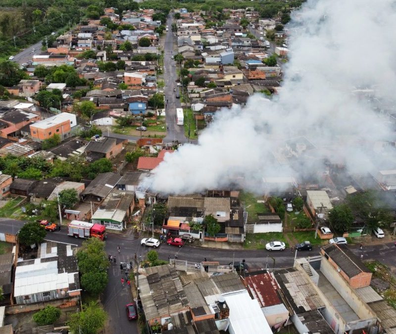 VÍDEO: Incêndio deixa casa completamente destruída em Canoas