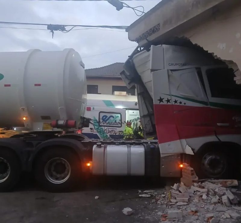 VÍDEO: Motorista de caminhão morre ao atingir parede de mercado, no Paraná; estrutura de imóvel teve ‘colapso parcial’