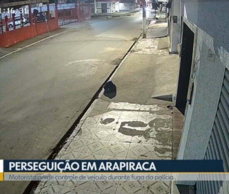 VÍDEO: motorista fica ferido ao fugir da polícia, capotar carro e colidir contra poste em Arapiraca
