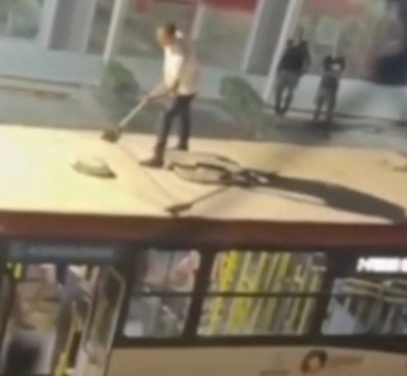 VÍDEO: ônibus derruba fiação de poste em Maceió e homem usa vassoura para retirar cabos