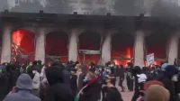 Vídeo: Prédio histórico desaba na França após ser incendiado em protestos