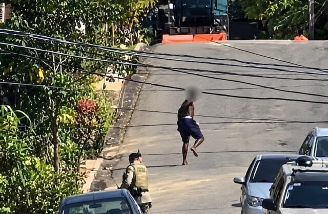 Vídeo registra troca de tiros entre homem e PM em via pública no Sul baiano